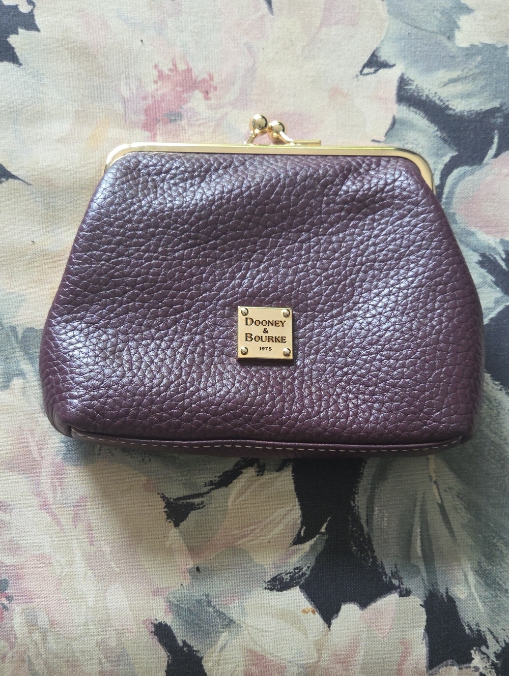 Dooney & Bourke  eather Kiss Lock Purse